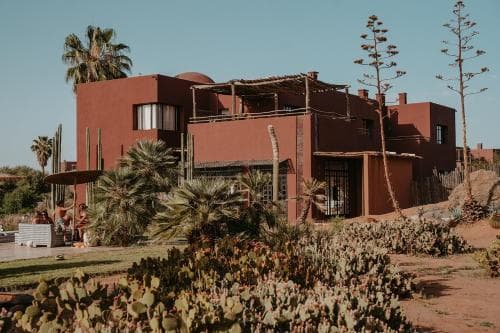 Fellah Hotel Marrakech — architecture ocre et jardin de cactus