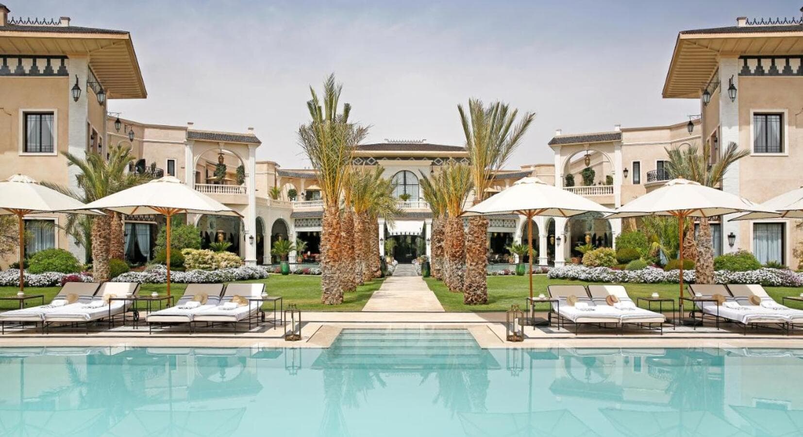 Palais Ronsard Marrakech — piscine et façade symétrique