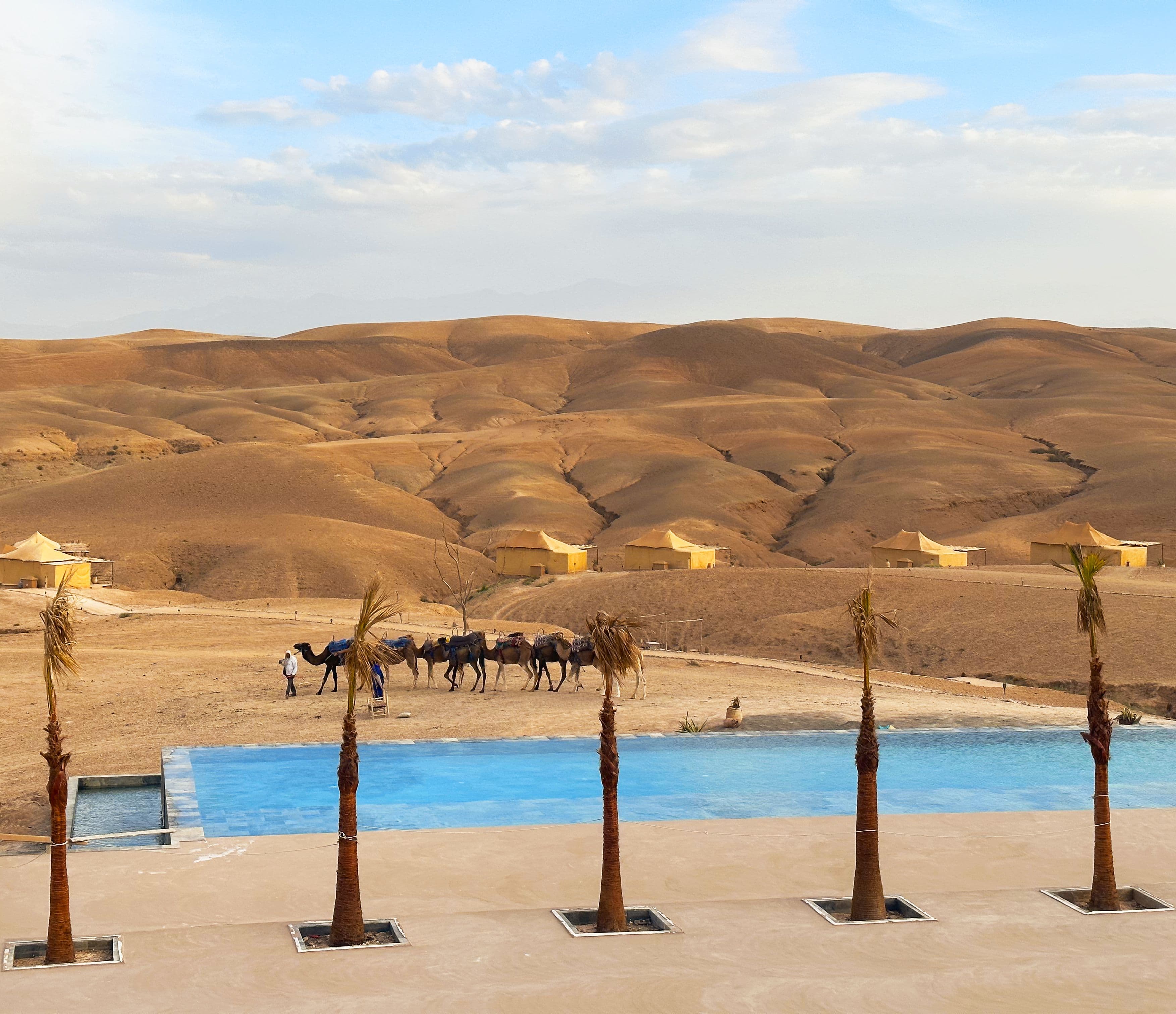 Désert d'Agafay — piscine face aux dunes