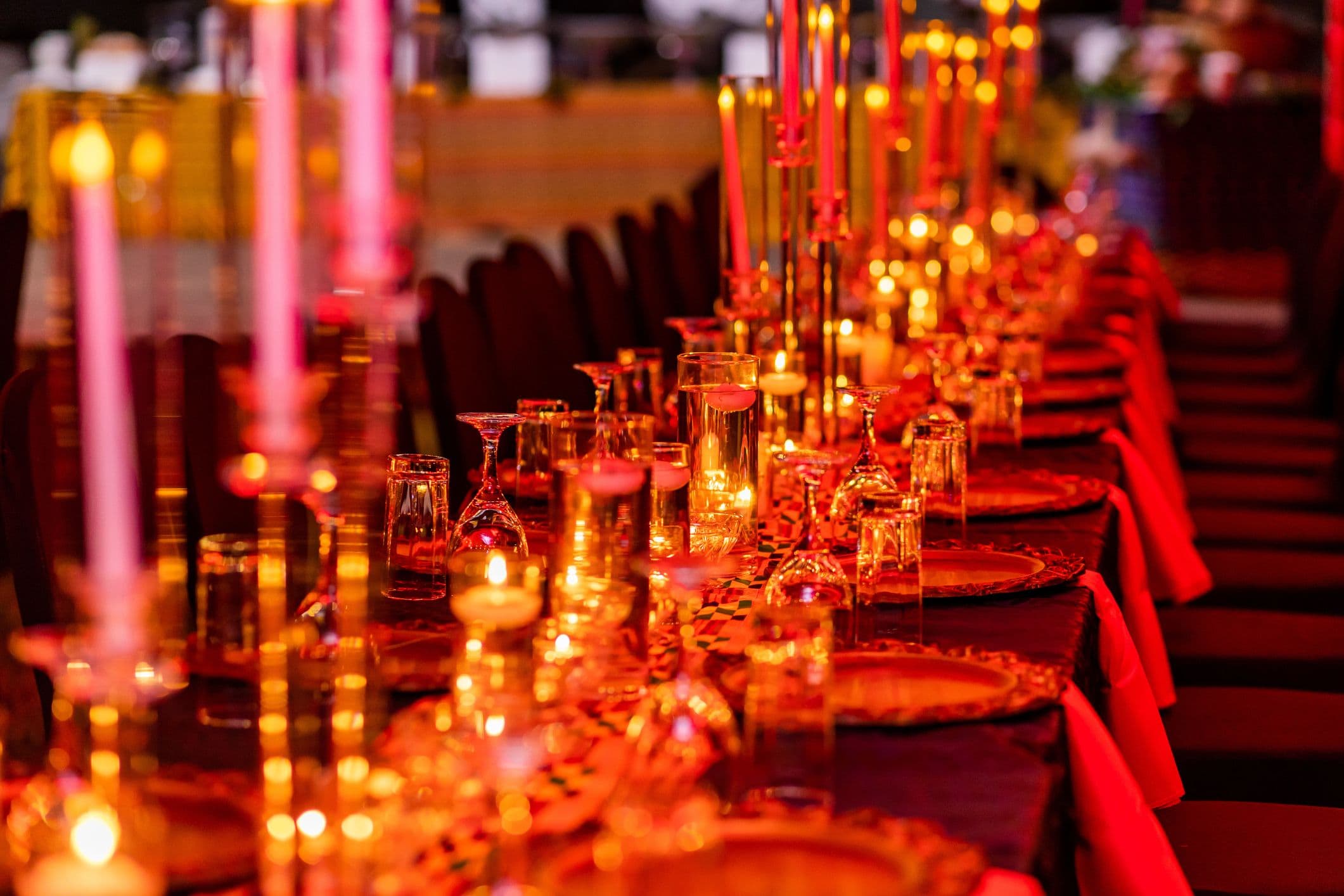 Banquet d'entreprise — long table fleurie aux chandelles